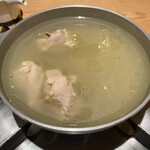 162763245 - 調理前の水炊きスープ(鶏のすね肉、もも肉、手羽元)