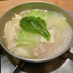 橙 - キャベツ、小松菜、エノキ、豆腐、マロニー、ムネ肉、人参などを入れて10分間煮込みます