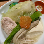 橙 - 店員さんは、ちゃんと鍋の具材も丁寧に小鉢に入れてくれます♪