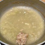 橙 - 野菜を食べ終わると、雑炊タイム。つくねが1個残してあると、雑炊の味がとてもイイそうです。