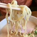 味噌ラーメン はちべえ - この中太の縮れ麺が味噌ラーメンにはバッチリ♫