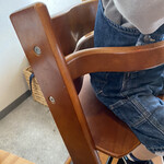 Tsuruton Gyouza - 子供用の椅子。ベルトもついているので安心です。もう一種類はベルト無しでした。