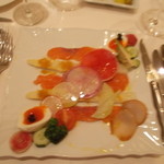 メゾン ドゥ アッシュ - スモークサーモンとアスパラガスのからすみ風味、サラダ仕立て