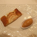 メゾン ドゥ アッシュ - デザート二皿目、焼きたてアップルパイとコーヒー風味のアイスクリーム