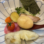 麺屋 波 - フルトッピング　鎌倉野菜や天ぷら、焼豚など