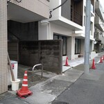 ASAKO IWAYANAGI SALON DE THE - 分かりにくいが、ここにある階段が入口