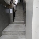 ASAKO IWAYANAGI SALON DE THE - ここを登るとお店。発券機あり