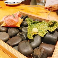 IL TEATRINO DA SALONE - 2種のスナック(米と海藻／檸檬の香り　パルマ産熟成プロシュート／シチリア産オリーブオイル“フラントイア”)