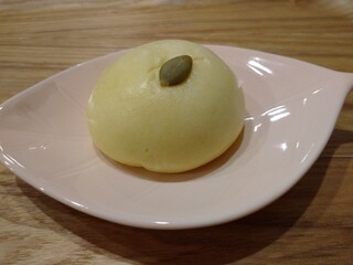 Takahata Manjuu Shouseidou - 薄黄色のかぼちゃ饅頭は、かぼちゃの種がちょこんと乗っっていて、見た目もかわいい(*^^*)