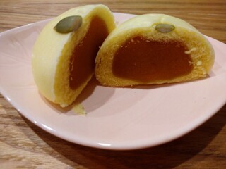 Takahata Manjuu Shouseidou - かぼちゃの甘さを活かした餡で、甘過ぎず美味しい(*´∀`)♪