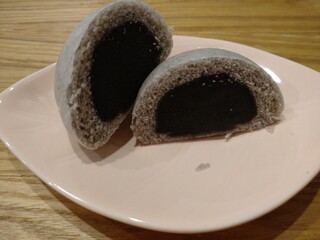 Takahata Manjuu Shouseidou - 黒胡麻たっぷりの餡で、お口に入れると胡麻の風味が広がります(*^^*)
                        