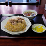 栃尾 - 肉入りチャーハン750円（お漬物、スープ付き）