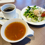 Forukusu - 手前のスープはケイジャンスープ。珍しい味わいですがしっかりとパンチのあるスープ