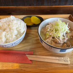 モツ煮専門店わんや - モツ煮定食ライス少な目ぇ〜のハズ笑