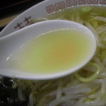 清龍園 - スープは鶏ガラベースです。イリコの香りも満載。♪旨し！