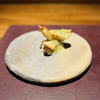 アカ - 北寄貝、蓮根、スペイン産チーズと青のりのソース