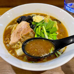 いぶし銀 - 香ばしい焦がし味噌が突出する事無く、スープ全体の旨味がしっかり感じられるバランスの取れたスープ
