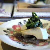 日本料理 TOBIUME - ◆始まり　「小さな蕪」・・蕪がメインかと思いましたら、立派な「鮑(鐘崎）」が。大葉春菊（北九州）、木耳。