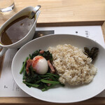 神戸湊町伽厘 - 「ほうれん草のソテー・温泉卵をのせて」（1,430圓）。