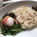神戸湊町伽厘 - ほうれん草、ベーコンのソテー。温泉卵。玄米ごはん。ピクルス。
