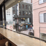 神戸湊町伽厘 - カウンターの樣子。中の棚商店街を臨む。