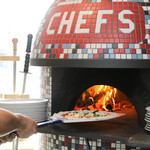 イタリア食堂シェフズ - ピッツァを焼いているシェフの姿