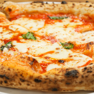 Enjoy authentic pizza baked all at once in a wood-fired oven at 450 degrees Celsius.
