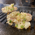 焼肉・ホルモン 梨泰院 - ネギまみれニンニク塩だれタン
