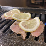 焼肉・ホルモン 梨泰院 - 塩レモンカーペット