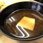 Tonkatsu Iwata - 味噌汁   独特なお豆腐の切り方
