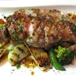fino - (09/6夜)厚切り白金豚ロース肉と季節の野菜の網焼き（1300円）