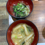 えいすけ - 定食のチキンブイヨンスープ（上）、みそ汁（下）