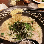 Izakaya Jiji - 麺はこんな感じ。重たい、けど、スルスルと入る。居酒屋の割には旨いらーめん。