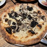 Italian Kitchen VANSAN - 黒トリュフとキノコのクリームソースピッツァ（1350円）