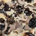 Italian Kitchen VANSAN - 黒トリュフとキノコのクリームソースピッツァ（1350円）