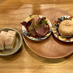 文化商店 - ｢スマガツオのタタキ、ビーツソース｣と｢干し柿とクリームチーズのモナカ｣