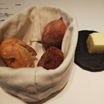 レストラン コバヤシ - パンは自家製焼きたてパン。