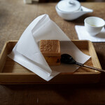 万 - 金印最中。中身はかぼちゃのアイス。