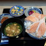 魚楽 - あぶりサーモンといくらの丼