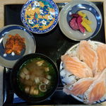 魚楽 - あぶりサーモンといくらの丼（上方から）