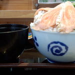 魚楽 - あぶりサーモンといくらの丼（前方から）