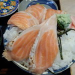 魚楽 - あぶりサーモンといくらの丼（アップ）（いくら別皿）