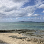 コスタ ベージャ コンドミニアム リゾート - 備瀬のフクギの終点から見た伊江島