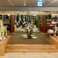 ビュッフェ＆カフェレストラン ナイト＆デイ - 木馬のある外観