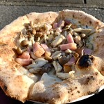 cafe 豊作 - 料理写真:たまたまランチはお休みでイベント中。ピッツェリアトーノさんご出店。フンギのピザ。