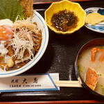 民宿 大島 - ハーフ&ハーフ丼＝1000円 税込
       (鯵漬け・なめろう・小鉢・味噌汁付き)