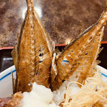 民宿 大島 - 丼の奥に中骨の素揚げ
