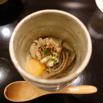 あま木 - 舞茸出汁で炊いた雲子、うずら卵黄、黒胡椒