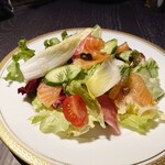 洋食 つばき - スモークサーモンのサラダ(1,800円)