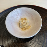 赤坂 渡なべ - 海老芋の胡麻和え: 擦り胡麻の香りが素晴らしく　海老芋を引き立てています！